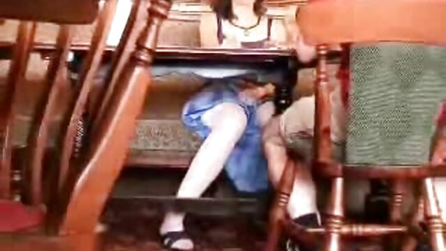 Elle est excitée en regardant du film porno arabe x porno après le premier dîner