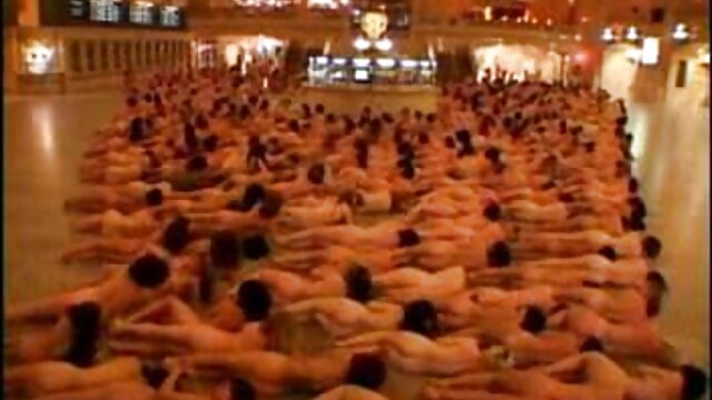 Horny gal l'adapte à l'intérieur de sa bouche avant la levrette porno hob arab