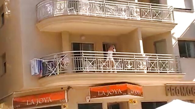 Piggie fourre divers objets ménagers un film porno marocain dans sa chatte d'éléphant