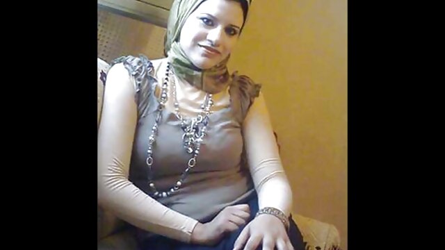 Striptease et taquineries fille aux gros seins aux cheveux six arabe gratuit longs verts