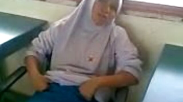 Une MILF apprend à une film erotik arabe adolescente à utiliser un préservatif