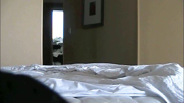 MILFs brune aux gros seins se baisent sur sex arab movie le canapé