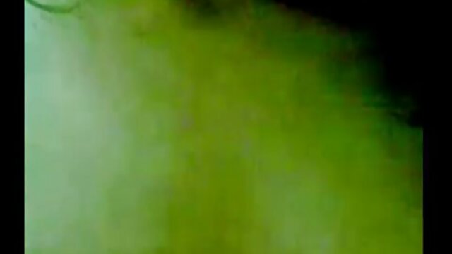 Helen 9 fait un strip-tease porno gay francais arabe lent et attend qu'Heinz la taquine